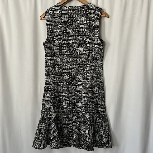 Diane Von Furstenberg Black/White Abstract Sleeveless Sheath Dress **Size 10** - Picture 2 of 5